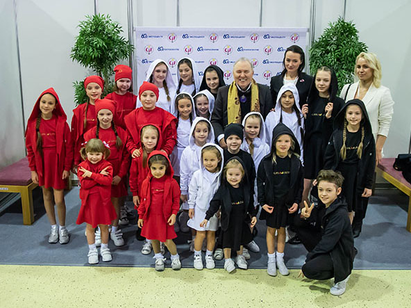 Праздник спорта на детском подиуме выставки